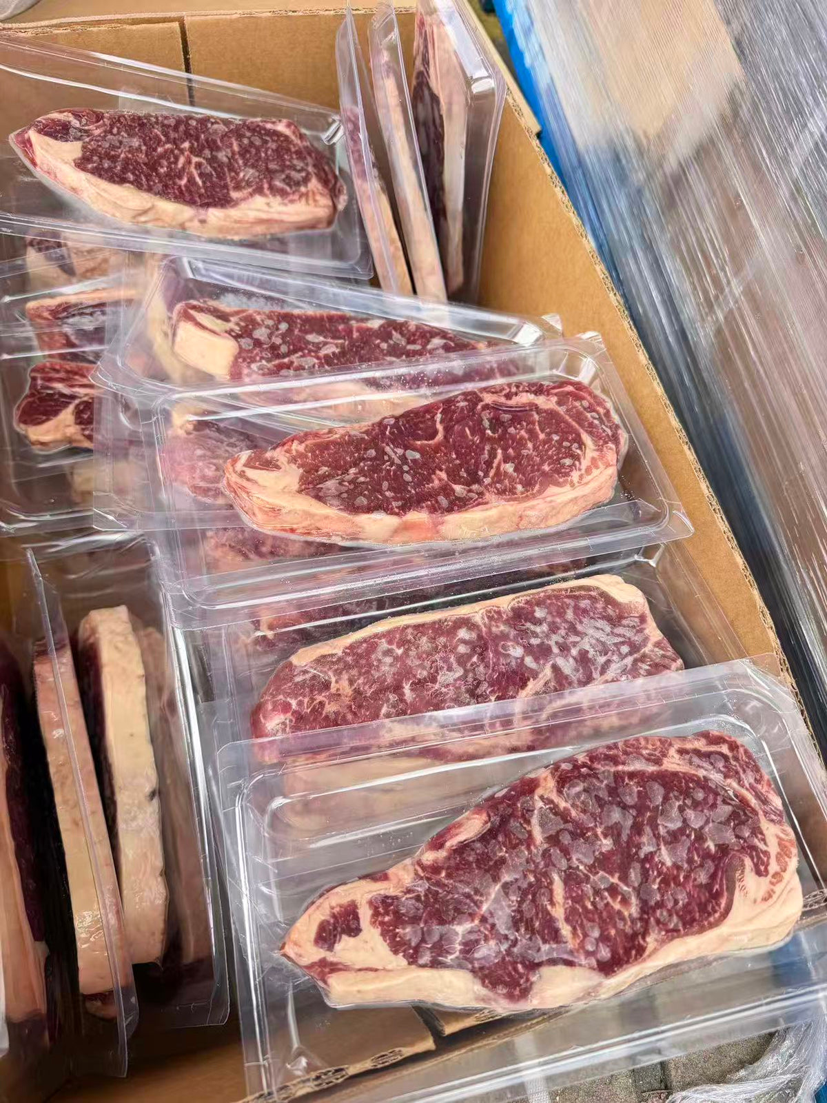 雪花西冷牛排 Marbled Sirloin Steak，约200g每片，油花丰富，肉质鲜嫩，Cozy Nook 锦东线上超市。