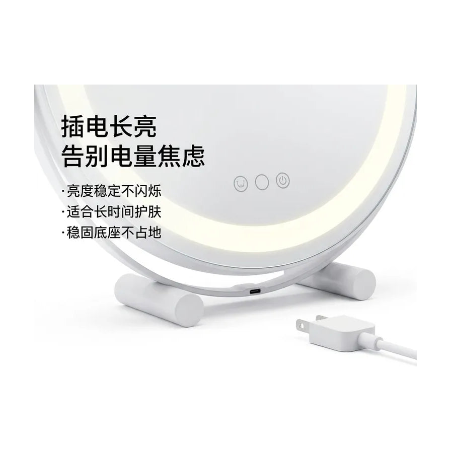 插电款化妆镜细节特写，展示电源接口、插头及底部稳固设计，配有中文卖点文字。