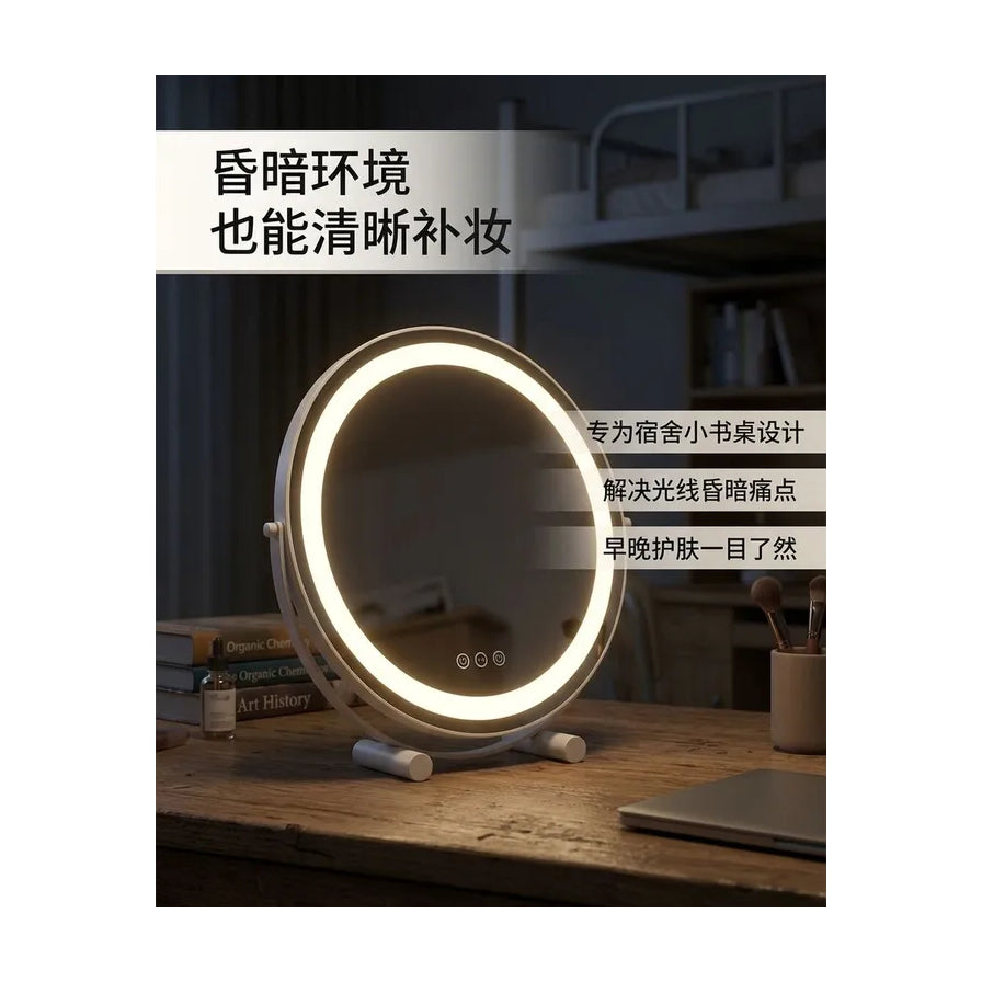 宿舍书桌场景实拍图，化妆镜在昏暗环境下提供清晰补光，配有中文场景描述浮层。