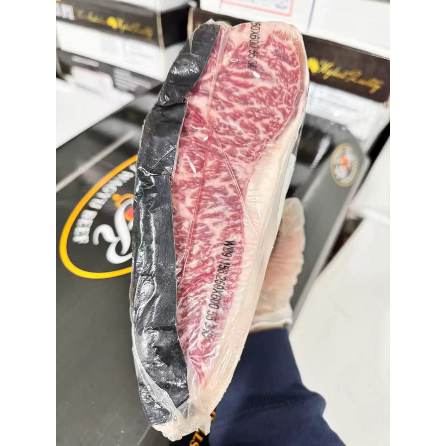 手持展示 2GR 澳洲纯血和牛西冷切面，可见极其丰富的 MB9+ 等级大理石雪花纹理。
