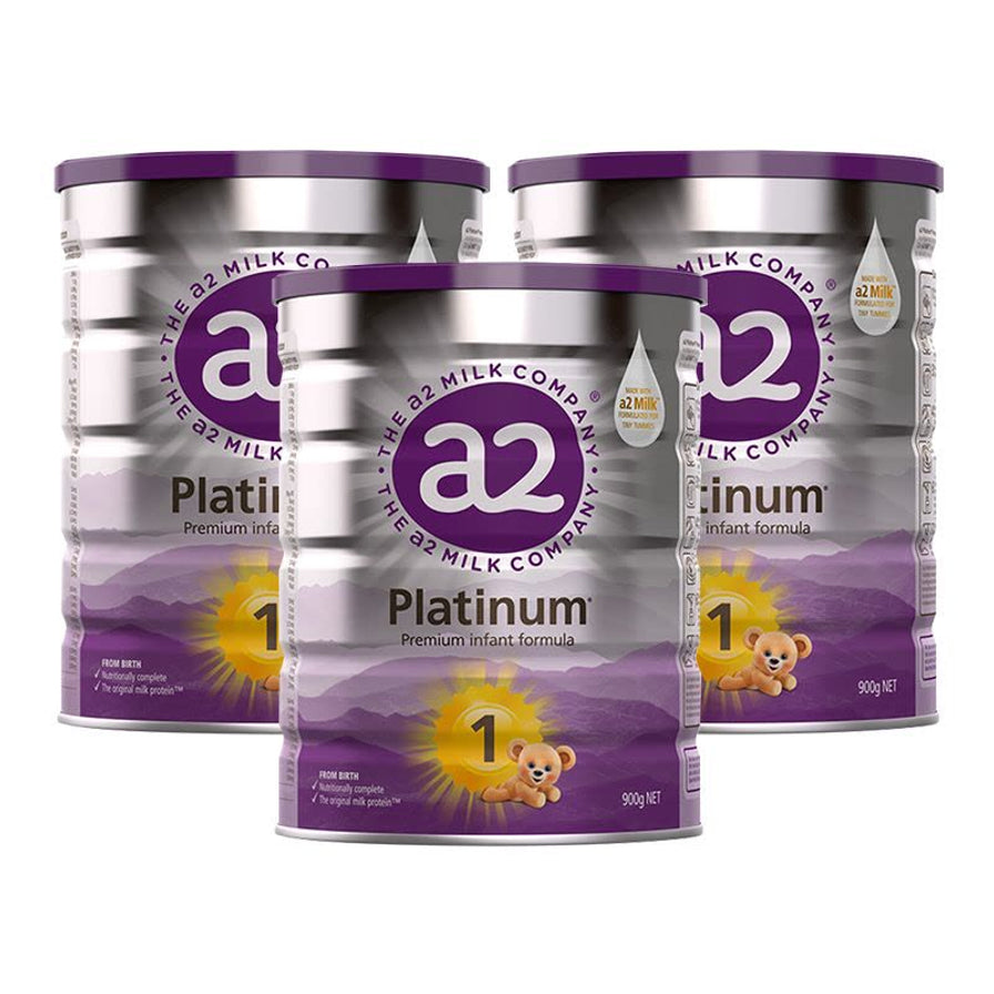 三罐 a2 Platinum 至初 1段婴儿配方奶粉排列展示。