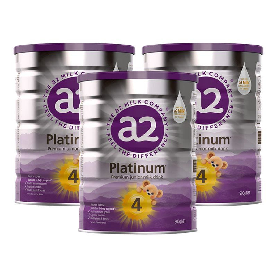 三罐 a2 Platinum 4段儿童成长奶粉排列展示，每罐 900g。