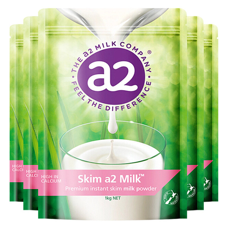 六袋 a2 脱脂成人奶粉 1kg 装排列展示，适合家庭囤货。