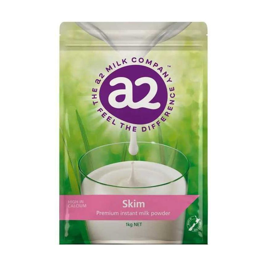 a2 脱脂成人奶粉 1kg 袋装正面图，绿色包装印有紫色 a2 品牌标识，下方展示一杯冲调好的牛奶。