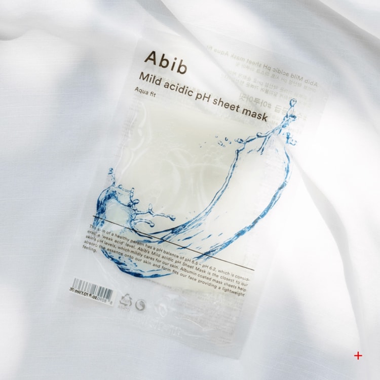 Abib 面膜单片展开细节图，展示轻薄膜布质地与精华液