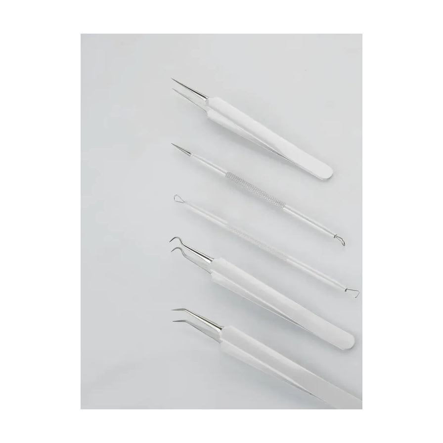五支白色手柄暗疮针套装平铺展示，包含尖头、圆环及弯钩等多种金属针头细节。