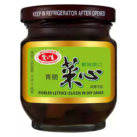 爱之味青脆菜心玻璃瓶装，翠绿莴苣茎心特写，适合配粥或解腻的台湾酱菜。