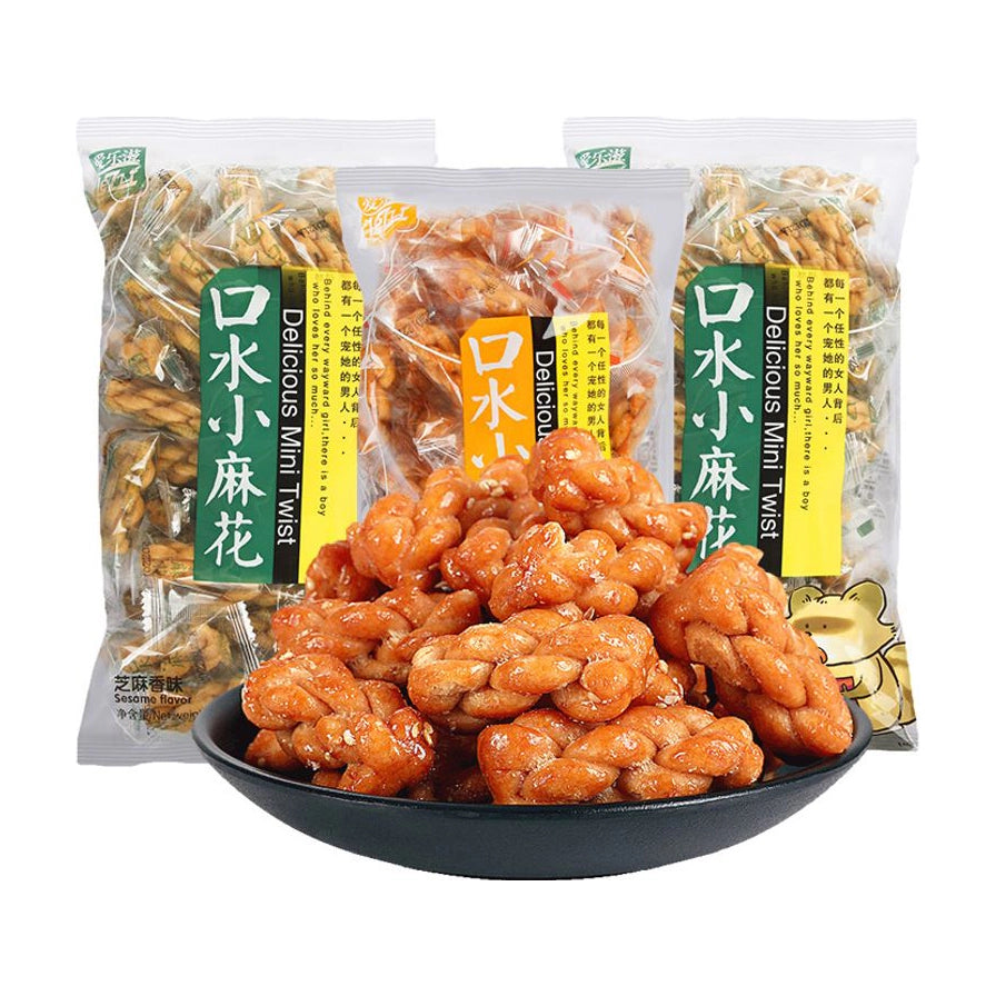 爱乐滋口水小麻花产品组合展示，前景为黑色碗中盛放的散装麻花，背景为芝麻味和烧烤味两种口味的包装袋。