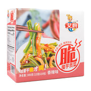 艾妍香辣味魔芋贡菜300g包装盒，正面印有筷子夹起翠绿贡菜与魔芋的特写图，侧面带有营养成分表，包装上有“脆”字样和“香辣味”标识。