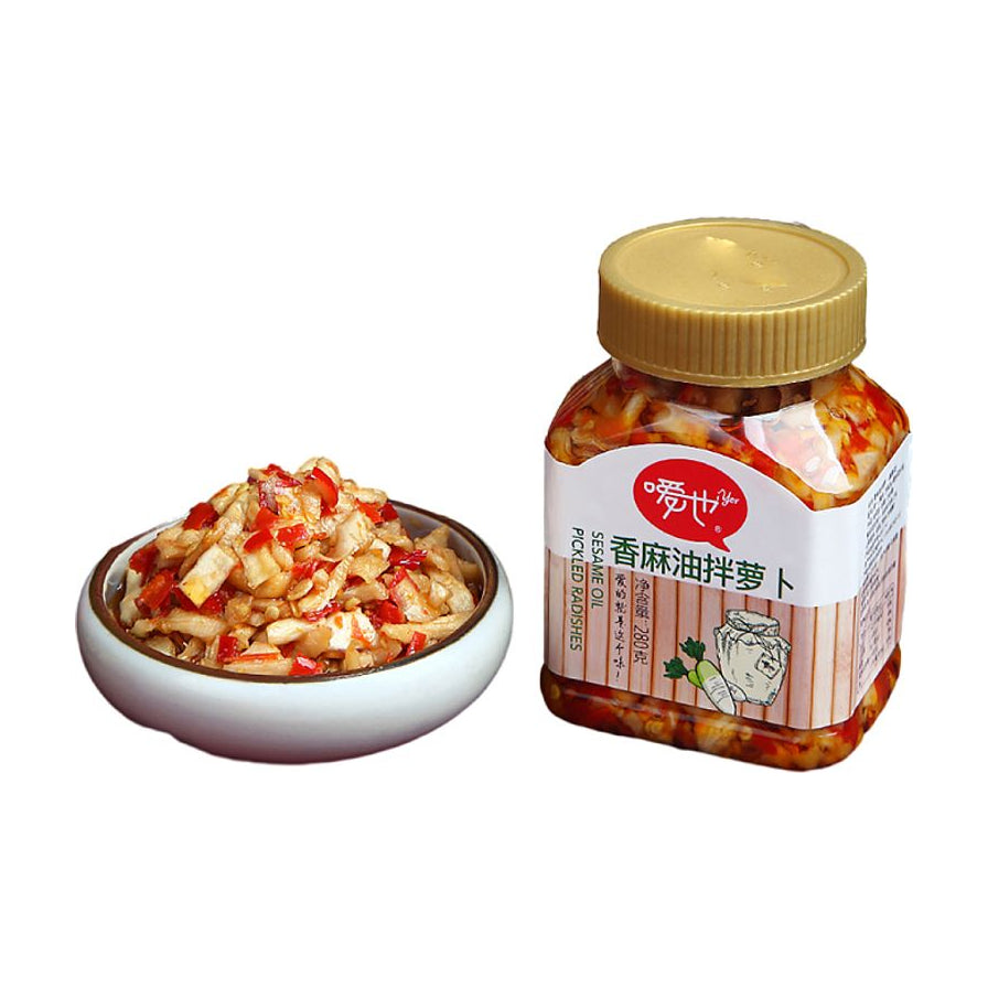 嗳也香麻油拌萝卜玻璃瓶装产品图，旁边摆放一碗盛出的萝卜条，白色背景。