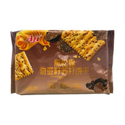 Aji 黑松露奇亚籽苏打饼干独立小包装展示，可见酥脆饼干纹理与奇亚籽颗粒