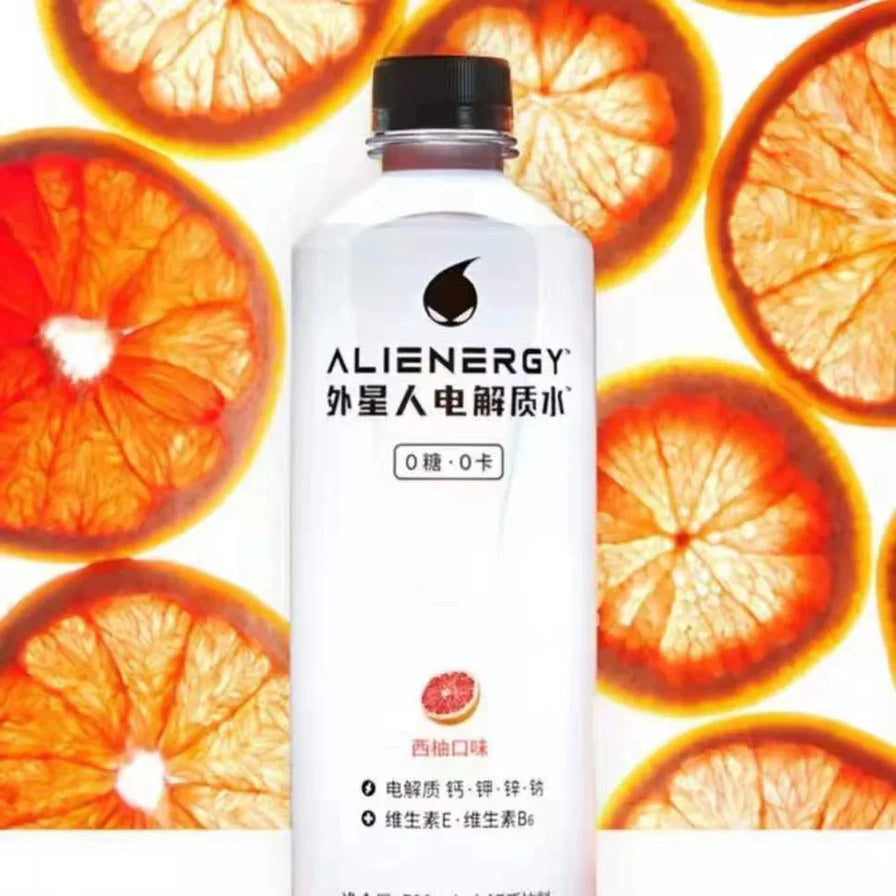 外星人电解质水西柚口味，瓶身背景为密铺的西柚切片，突出果味清爽感。