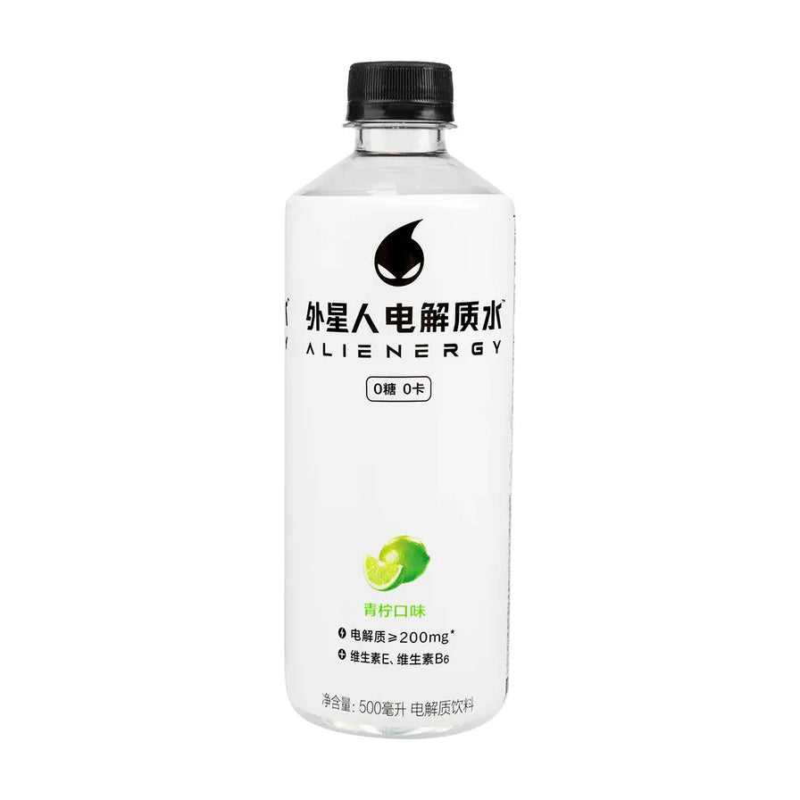 外星人电解质水青柠口味500ml瓶装，白色瓶身印有黑色外星人LOGO，标注0糖0卡，配有青柠切片图案。