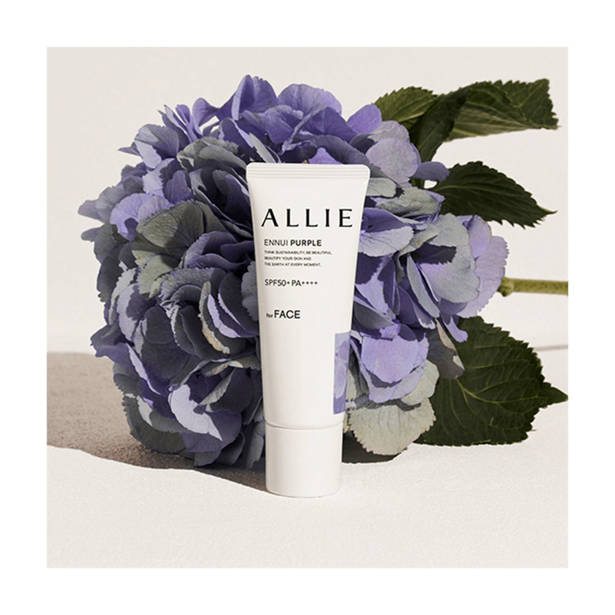ALLIE 防晒隔离霜置于紫色绣球花前的场景图，自然光线下展示产品外观。