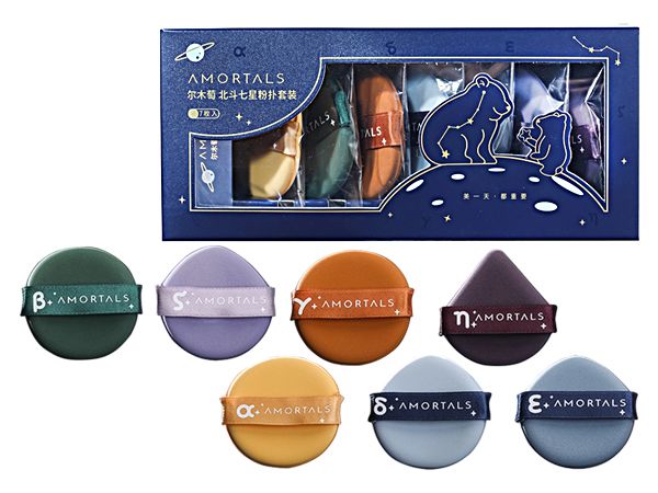 尔木萄北斗七星粉扑套装平铺展示图，包含包装盒及散落的七枚异形粉扑，展示不同切面形状与颜色。