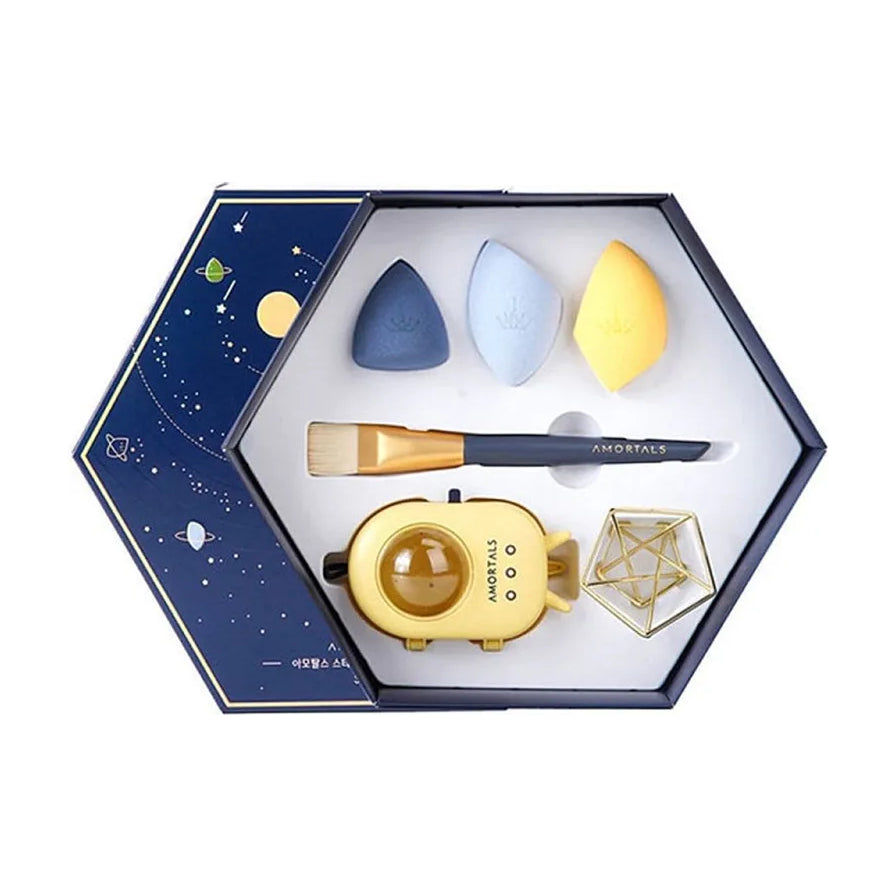 尔木萄宇宙系列六角盒粉扑套装开箱展示，内含三色水滴形粉扑、化妆刷及黄色收纳盒。