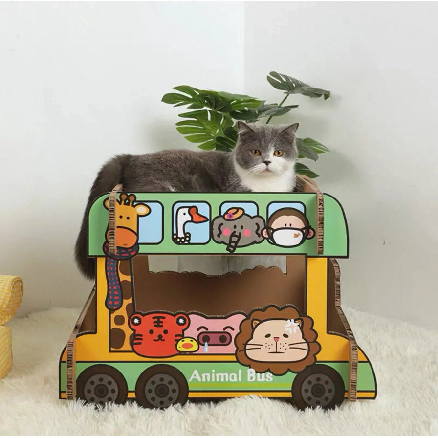 灰猫趴在双层巴士猫抓板上方，展示产品在室内使用的效果