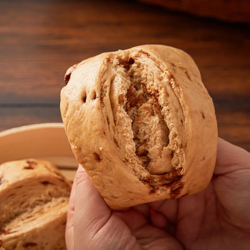 蒸熟后的红糖手撕馒头特写，展示松软拉丝的内部结构与琥珀色泽