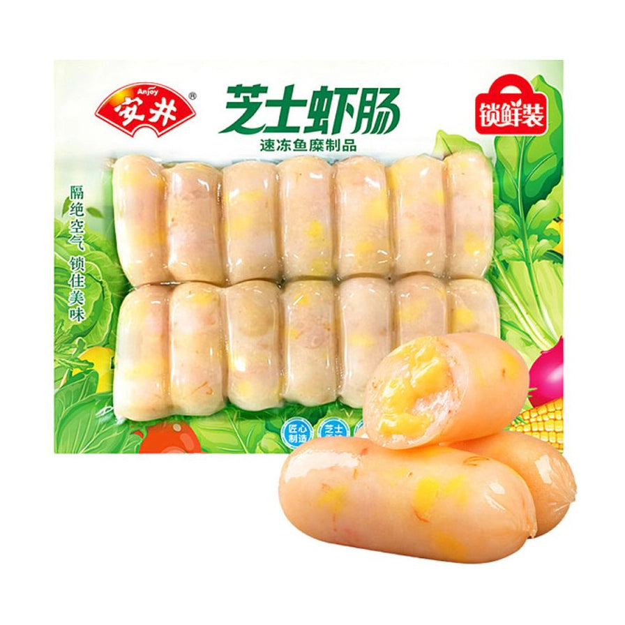 安井芝士虾肠包装图，展示了透明真空包装内的整齐虾肠，以及前方切开展示浓郁芝士夹心的熟制虾肠，背景带有绿色蔬菜装饰。