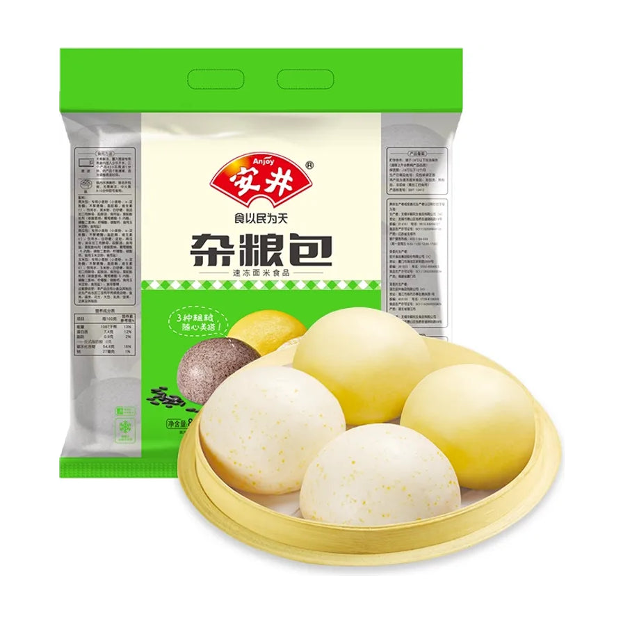 安井杂粮包量贩装，包含多种口味的杂粮馒头，背景为产品包装袋，前景为放在竹蒸笼里的四个饱满松软的杂粮包。