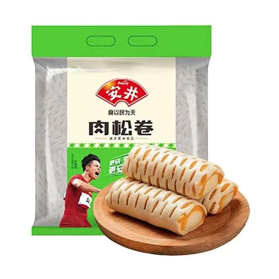 安井肉松卷量贩装包装袋，前方木托盘上摆放着三个表面有网格纹理的肉松卷。
