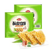 安井酥皮馅饼猪肉大葱味包装展示，含两袋绿色包装袋及切开的馅饼实物图，可见肉馅与葱段。