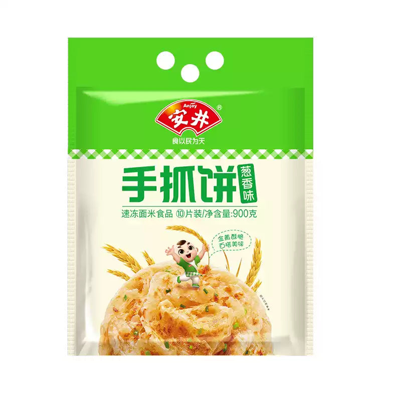 安井葱香味手抓饼煎制后特写，展示金黄酥脆层次与葱花细节