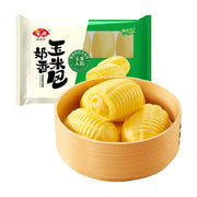 安井奶香玉米包包装袋及蒸笼中三个金黄色的仿生玉米造型包子，展示松软质地和玉米入馅卖点。