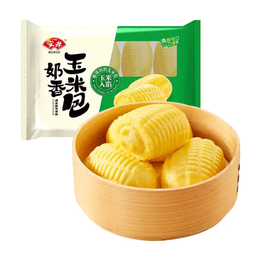 安井奶香玉米包包装袋及蒸笼中三个金黄色的仿生玉米造型包子，展示松软质地和玉米入馅卖点。