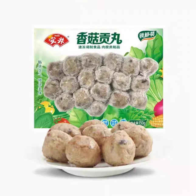 安井香菇贡丸 150g 冷冻包装正面图，白色袋身印有品牌标志、产品名称及火锅食用场景。
