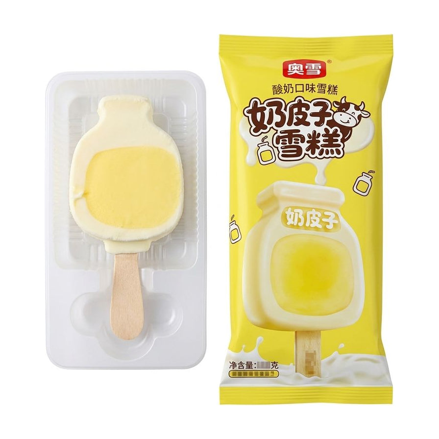奥雪酸奶口味奶皮子雪糕，左侧为白色托盘内带木柄的淡黄色雪糕实物，右侧为印有品牌和产品信息的黄色包装袋。