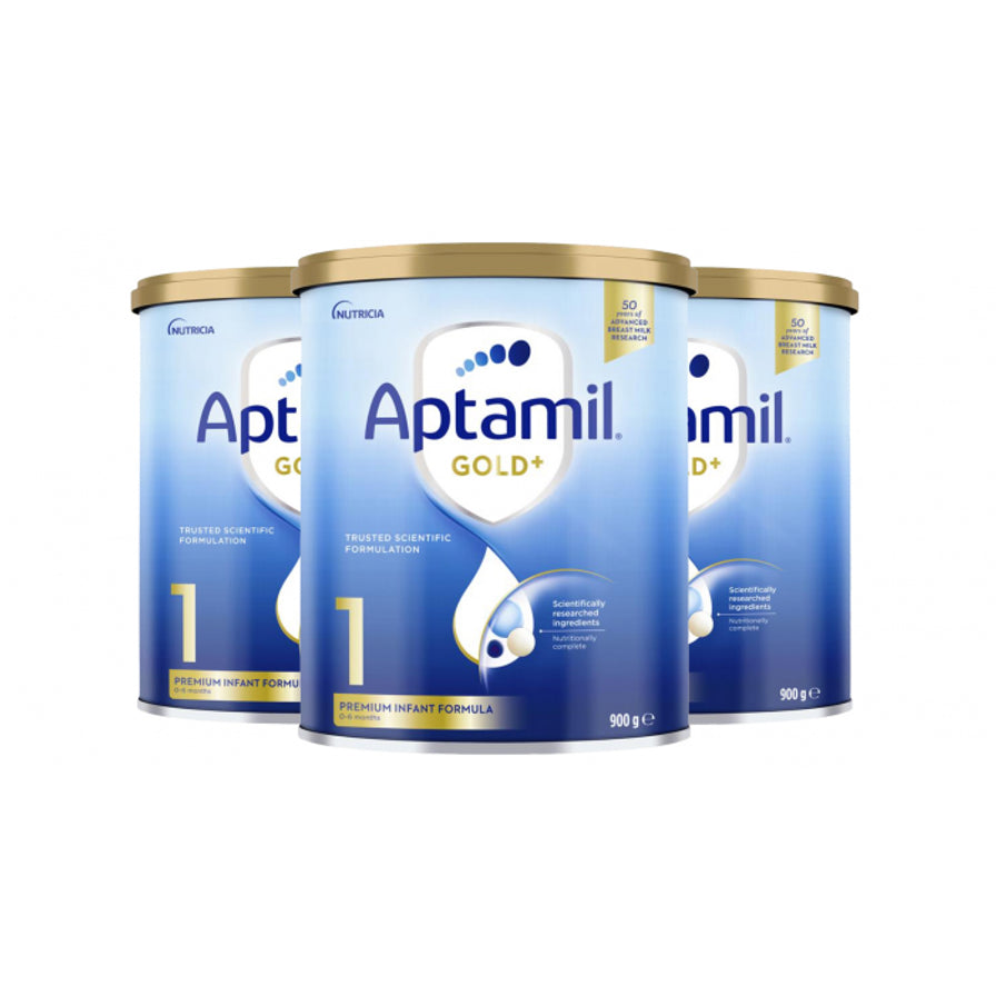 三罐并排展示的 Aptamil 爱他美金装 1 段婴儿配方奶粉，白色背景。