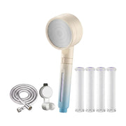 过滤香薰花洒套装全家福，包含一个米白色渐变蓝手柄的花洒头、一根1.5米银色软管、一个免打孔支架以及四枚白色替换滤芯，白色背景。