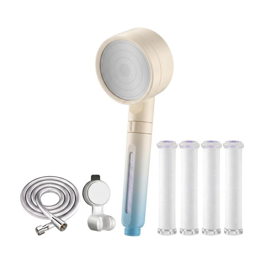 过滤香薰花洒套装全家福，包含一个米白色渐变蓝手柄的花洒头、一根1.5米银色软管、一个免打孔支架以及四枚白色替换滤芯，白色背景。