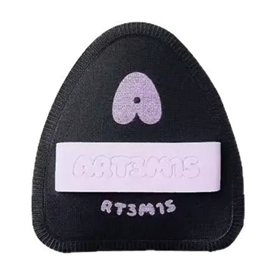 ART3MIS 黑墩墩粉扑特写，黑色三角形设计，配有淡紫色手指固定带及品牌字母标识。