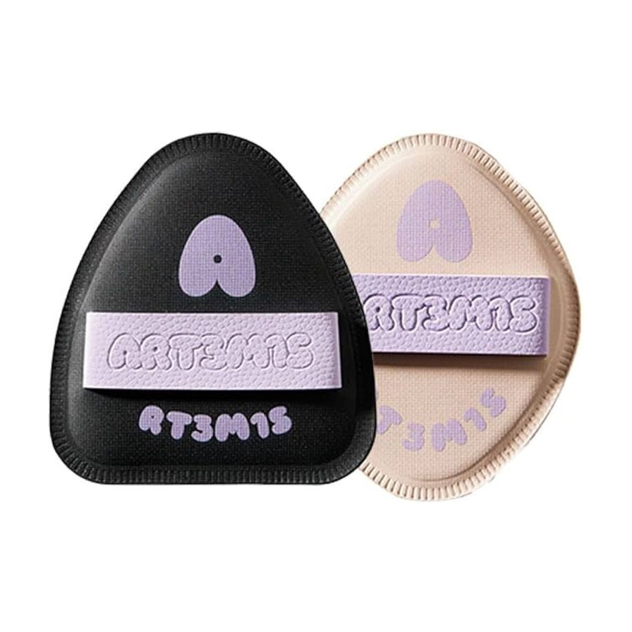 程十安的店 ART3MIS 干湿两用粉扑，展示黑色黑墩墩与米色菱妹妹两款粉扑正面，带有紫色品牌 Logo 和指套带。