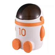 橙色宇航员造型桌面翻盖垃圾桶正面图，10L 容量，放置于白色背景中。