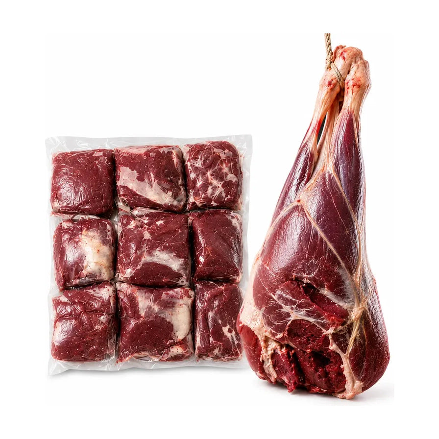 澳洲冷冻鹿腿肉，左侧为真空包装的切块鹿肉，右侧为整只悬挂的鹿腿肉，展示肉质纹理。