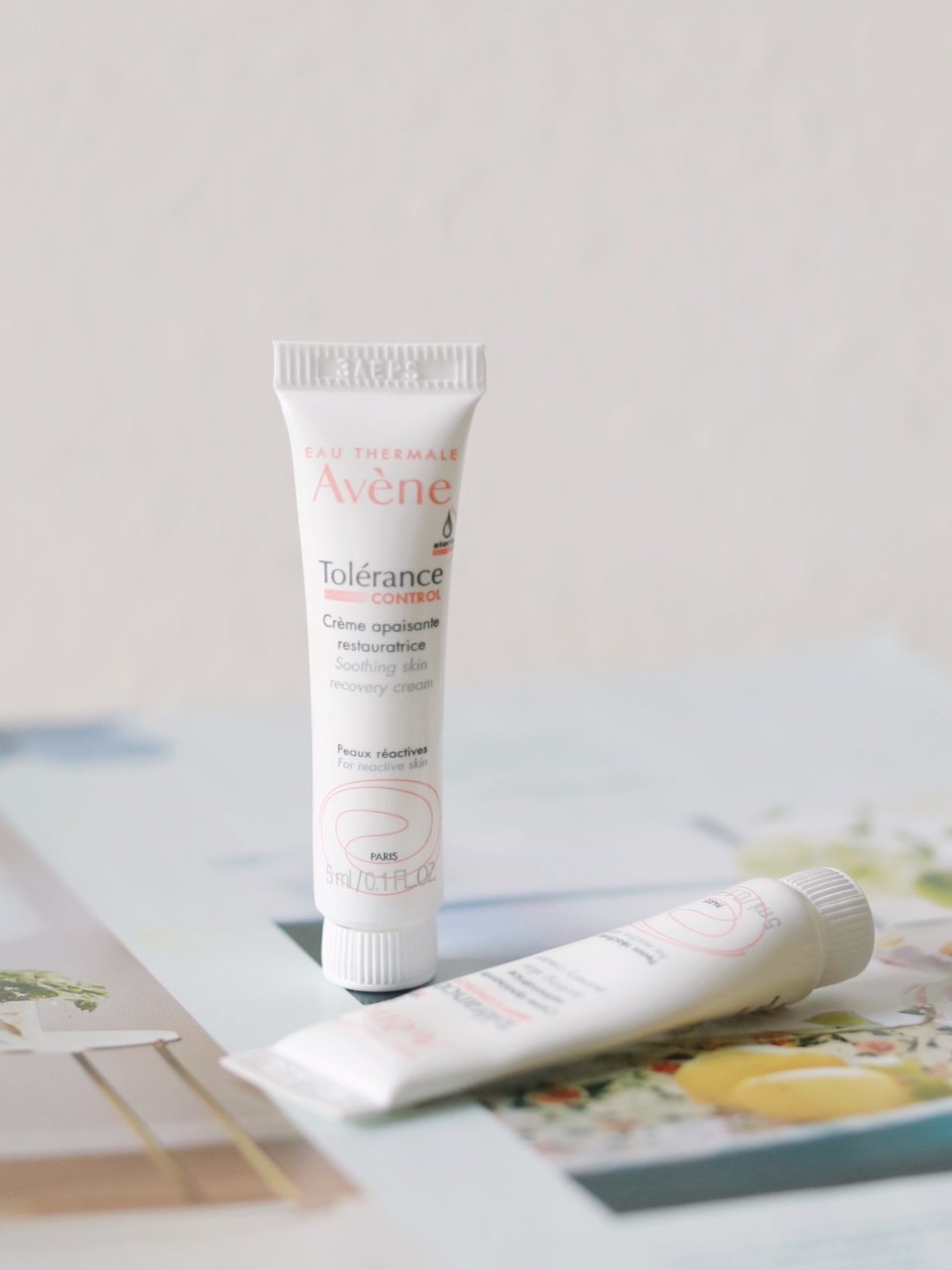 雅漾修护霜质地特写，展示厚实乳霜涂抹在皮肤上的滋润状态