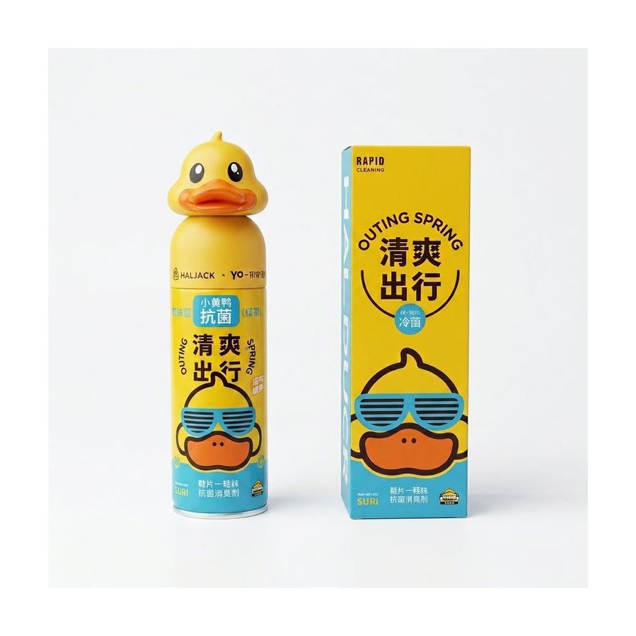 小黄鸭鞋袜抗菌消臭剂绿茶香型，包含一个带有黄色小鸭造型瓶盖的喷雾瓶和对应的黄色包装盒，瓶身印有清爽出行字样。