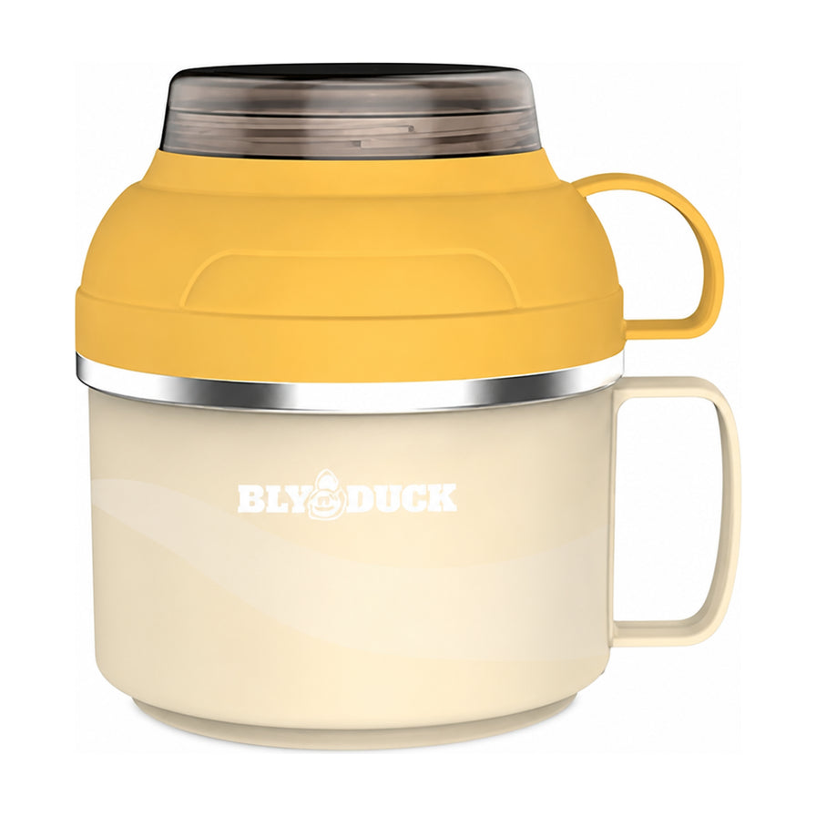 B.Duck小黄鸭304不锈钢泡面杯，1850ml大容量，米白色杯身印有品牌Logo，配有黄色杯盖和双层手柄，白底展示图。