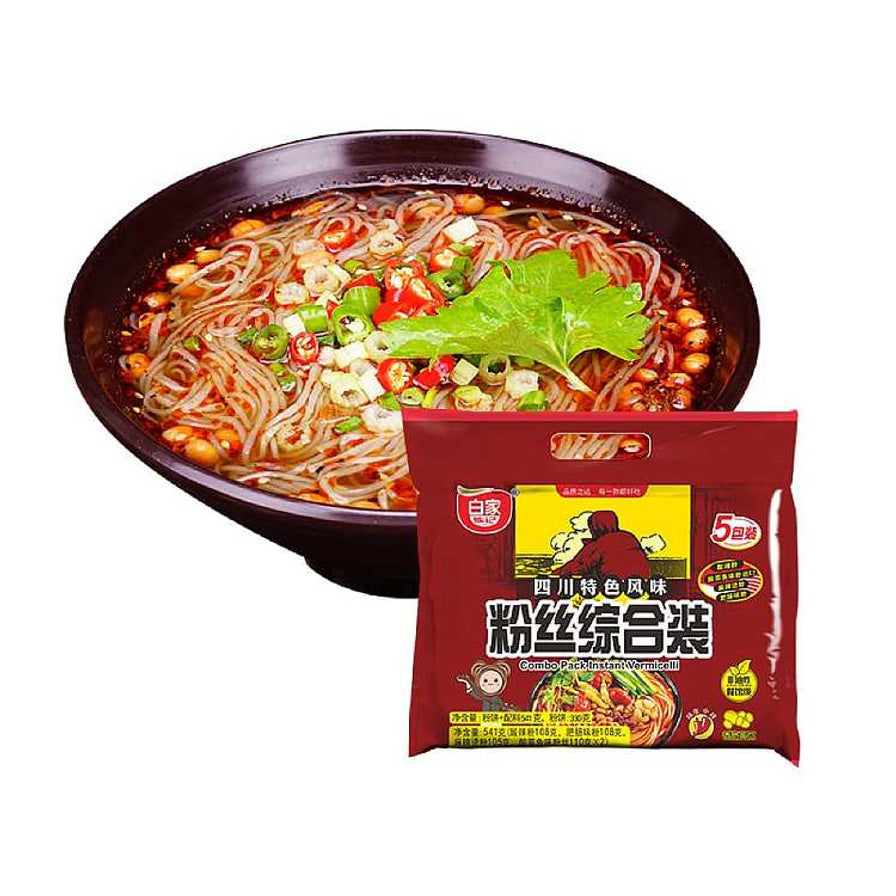 白家粉丝综合装包装袋与一碗冲泡好的红油粉丝成品展示，配有葱花和辣椒。