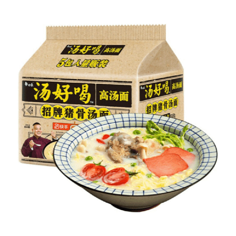 白象汤好喝招牌猪骨汤面5连包量贩装，包装前摆放一碗配有火腿、番茄和青菜的浓郁猪骨汤面。