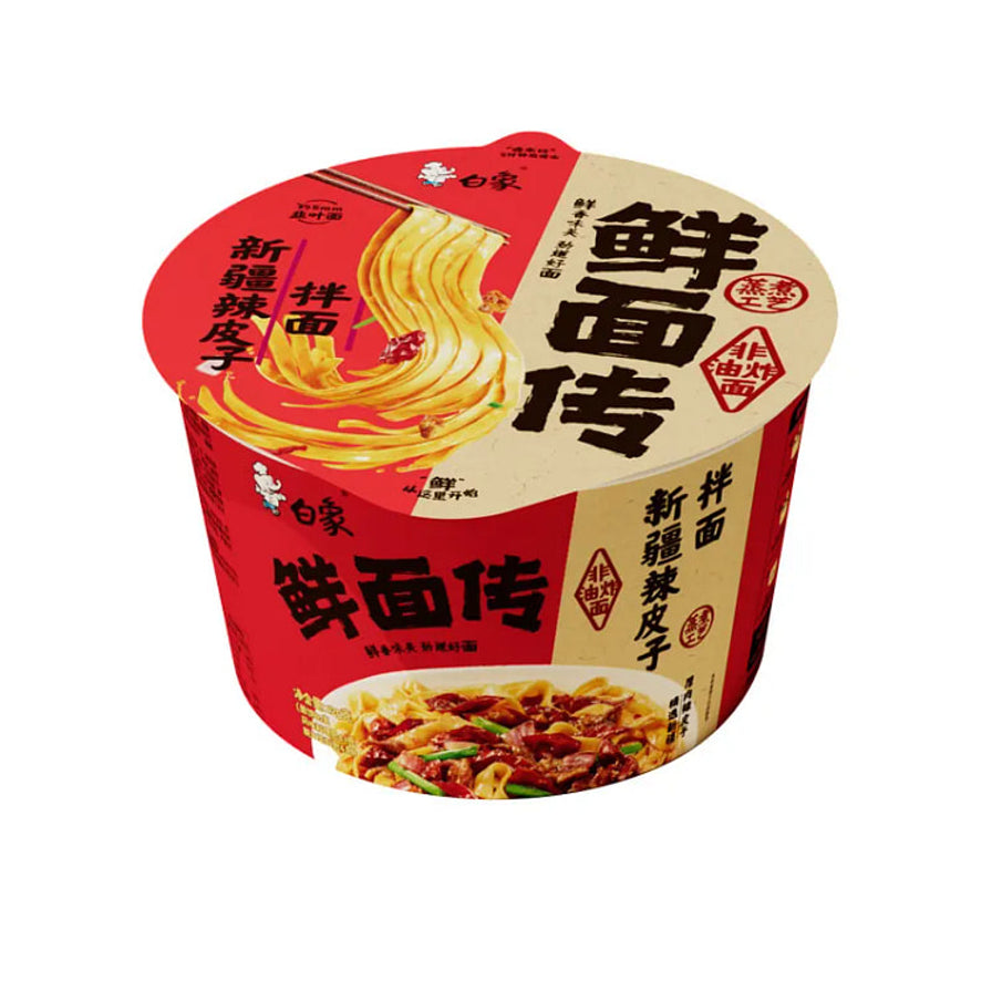 白象鲜面传新疆辣皮子拌面桶装，红色包装，展示劲道面条与香辣酱料拌匀后的效果图