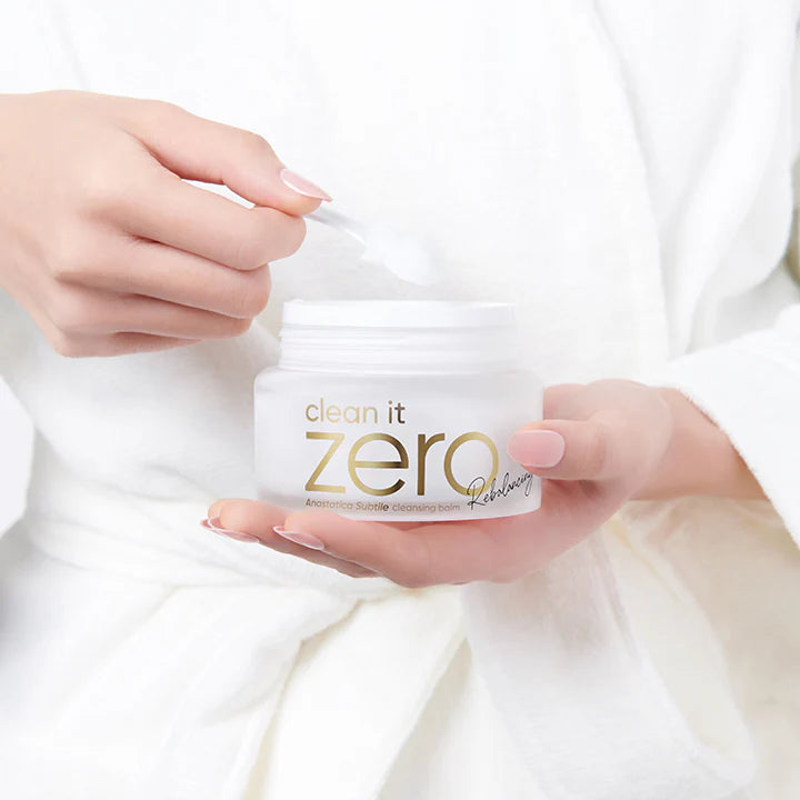 Banila Co 卸妆膏质地特写，展示雪葩状膏体细节