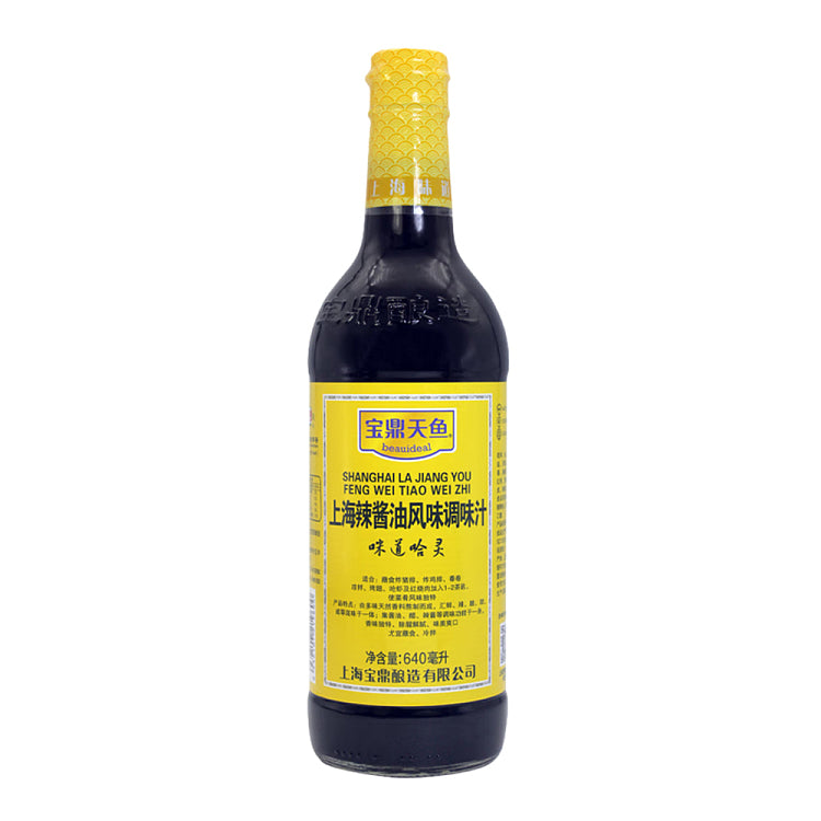 宝鼎上海辣酱油 640ml 瓶装正面图，透明瓶身展示深色酱汁与红色标签