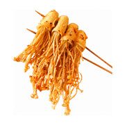 白色背景下的一串豆皮金针菇炸串，豆皮包裹着金针菇，表面刷有辣椒油和调料，呈现焦香诱人的色泽。