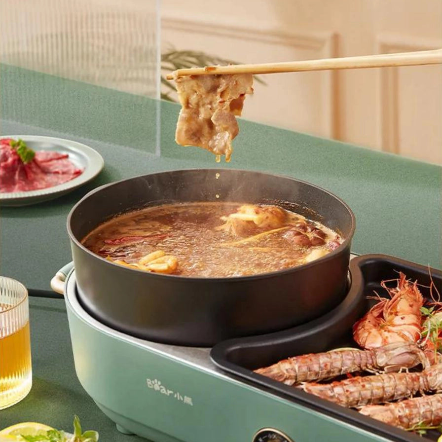 近距离展示火锅区正在涮肉，右侧烤盘正在煎虾，体现火锅烧烤一机双享的使用场景。