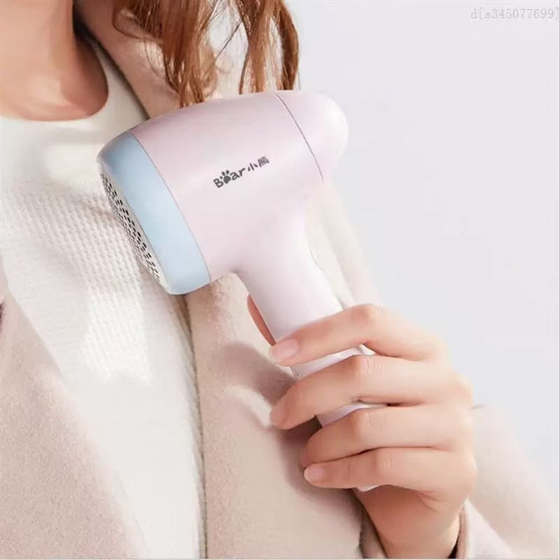 Bear 小熊毛球修剪器实拍图，展示手持尺寸与机身设计