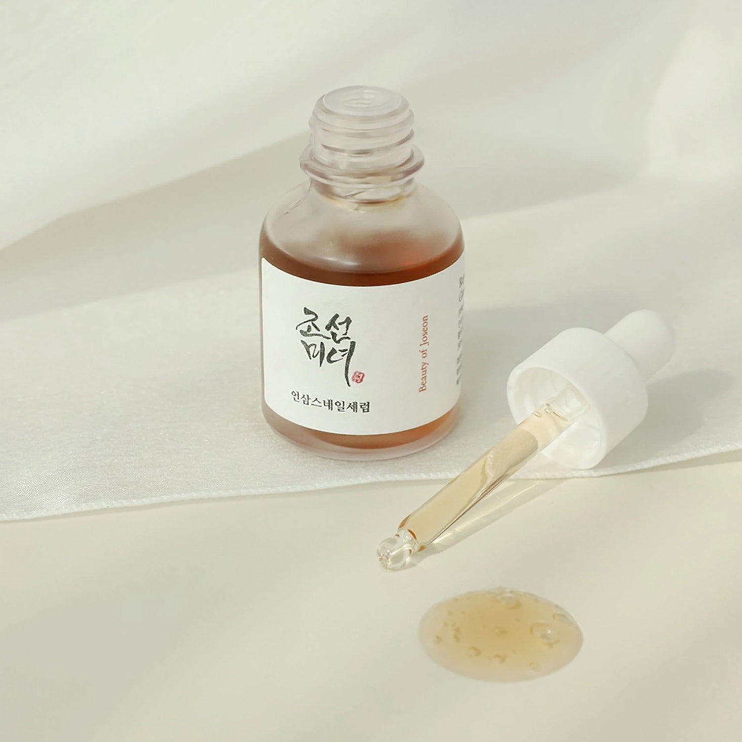 模特手部试用展示，呈现精华液涂抹后的吸收效果与肌肤水润度